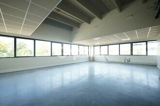 Office in Champagne-au-Mont-d'Or to rent Interior Photo- Image 1 of 12