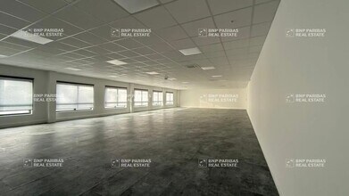 Light Industrial in Trappes to rent Building Photo- Image 1 of 2