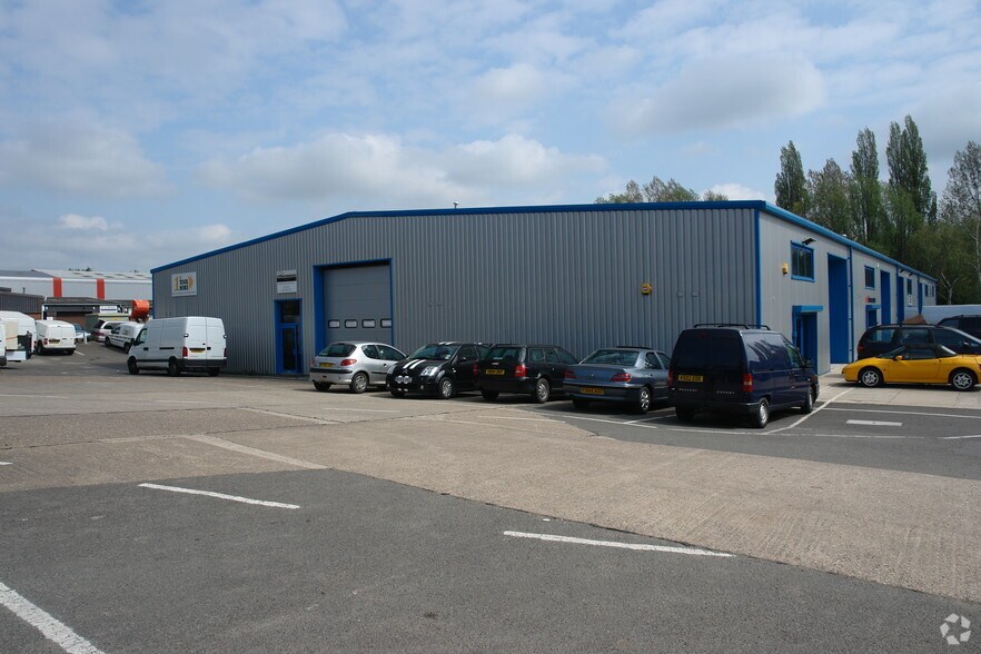 Cunliffe Dr, Kettering to rent - Building Photo - Image 2 of 9