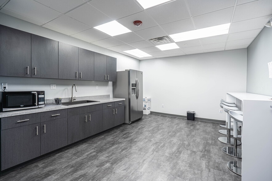 29777 Telegraph Rd, Southfield, MI to rent - Interior Photo - Image 3 of 13