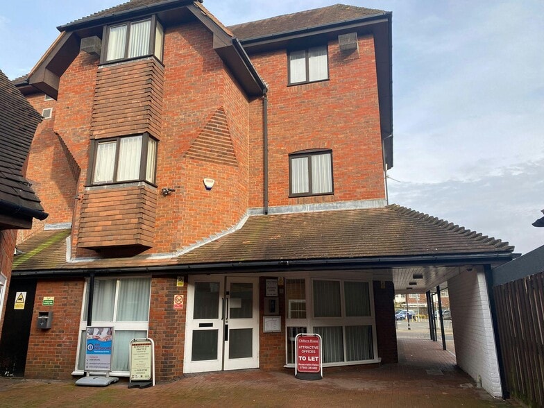 64 High St, Burnham to rent - Building Photo - Image 2 of 3