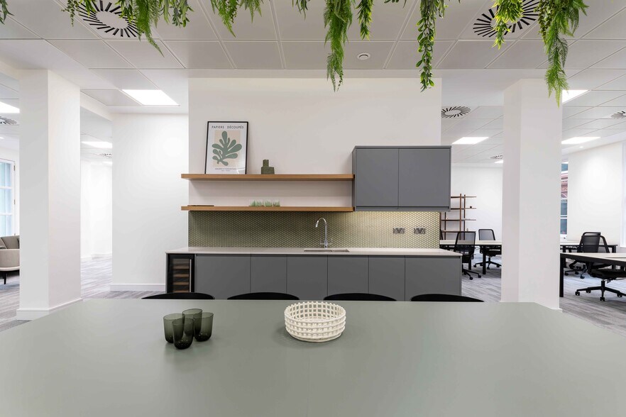 72 Cannon St, London to rent - Building Photo - Image 3 of 8