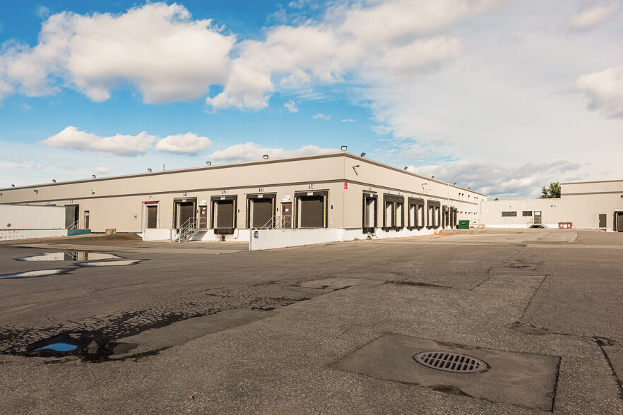 2040-2596 Autoroute 440, Laval, QC for rent - Primary Photo - Image 1 of 6