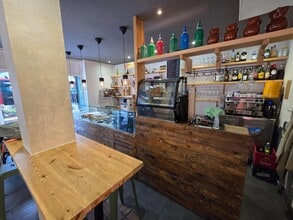 Retail in Barcelona, Barcelona to rent Interior Photo- Image 2 of 22