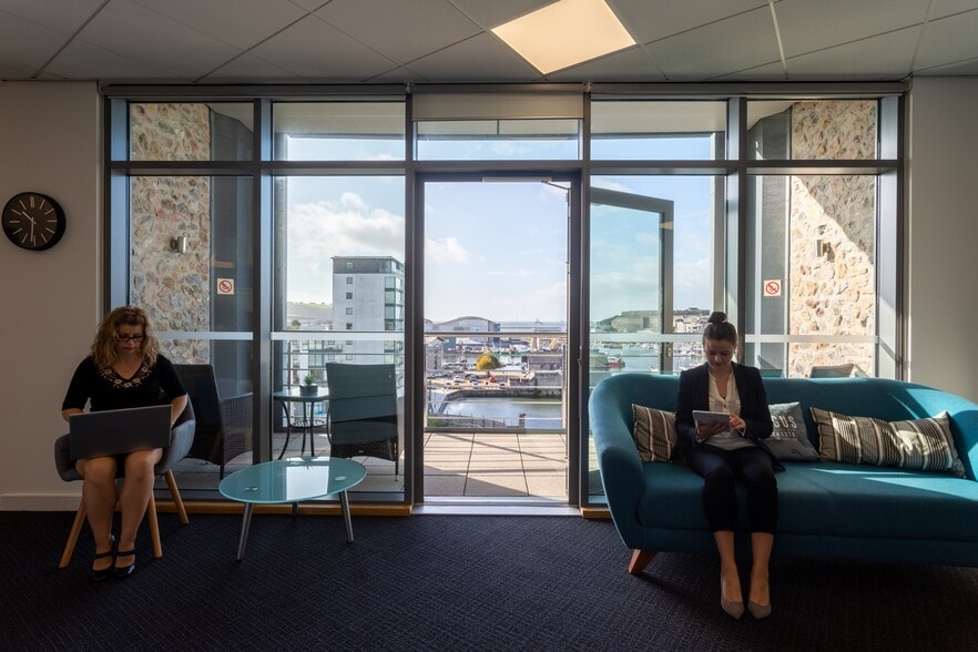 North East Quay, Plymouth to rent - Interior Photo - Image 3 of 10