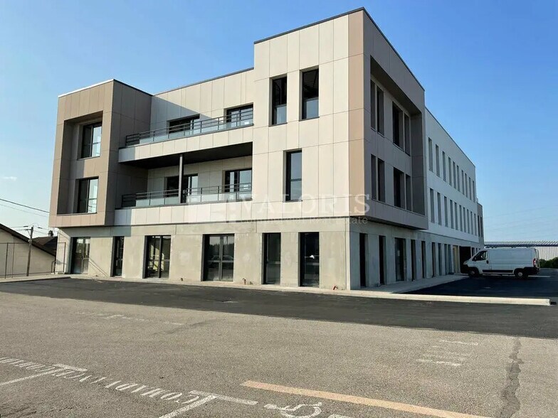 Office in Limas to rent - Building Photo - Image 2 of 5