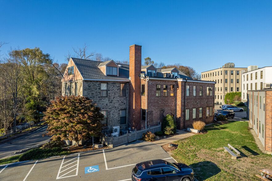 37 Walnut St, Wellesley, MA for rent - Primary Photo - Image 1 of 5