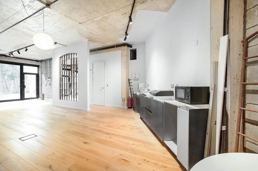 59 Wallis Rd, London to rent - Interior Photo - Image 2 of 26