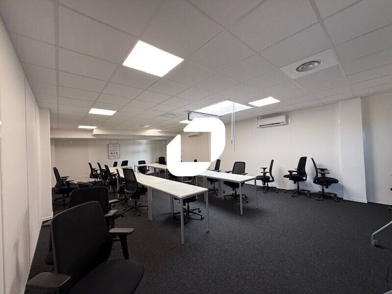 Office in SAINT-OUEN-L'AUMONE to rent Interior Photo- Image 1 of 19