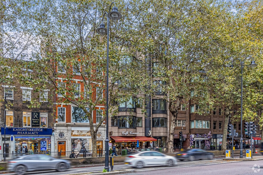 150-152 Brompton Rd, London to rent - Primary Photo - Image 2 of 3
