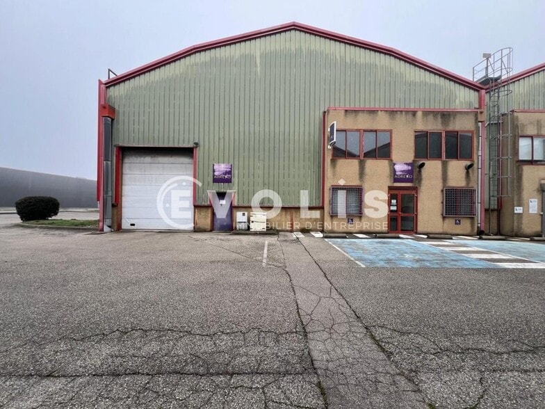 Light Industrial in Vénissieux to rent - Building Photo - Image 1 of 9