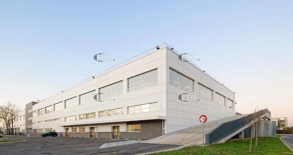 Industrial in Gennevilliers to rent - Building Photo - Image 2 of 19