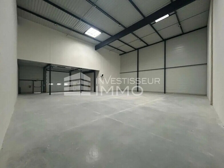 Light Industrial in Osny to rent - Interior Photo - Image 3 of 11