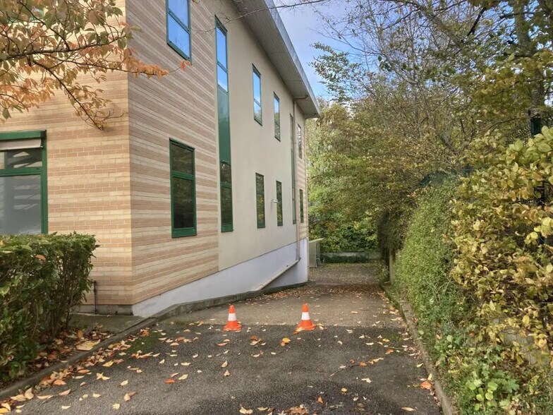 164-166 Avenue Joseph Kessel, Voisins-le-Bretonneux to rent - Building Photo - Image 3 of 14