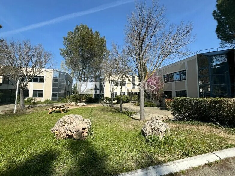 Office in Aix-en-Provence to rent - Building Photo - Image 1 of 12