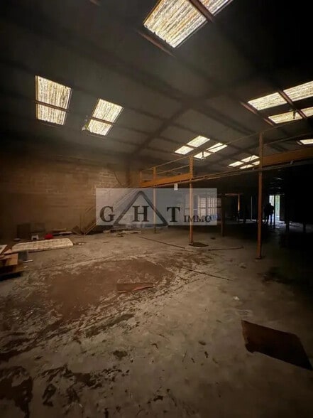 Industrial in Montreuil for sale - Interior Photo - Image 2 of 3