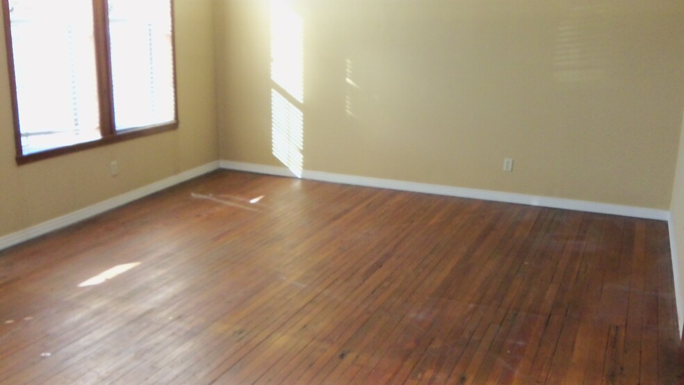 206 N Spring St, Tupelo, MS for rent - Interior Photo - Image 3 of 8