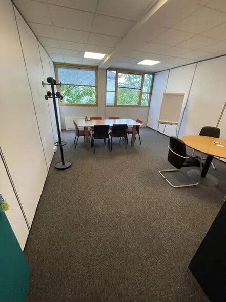 Office in Rueil-Malmaison to rent - Primary Photo - Image 2 of 54