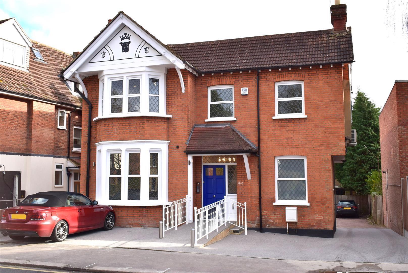 113 High Rd, Loughton to rent Building Photo- Image 1 of 13