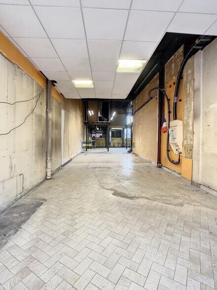 Retail in Maisons-Alfort to rent - Interior Photo - Image 2 of 7