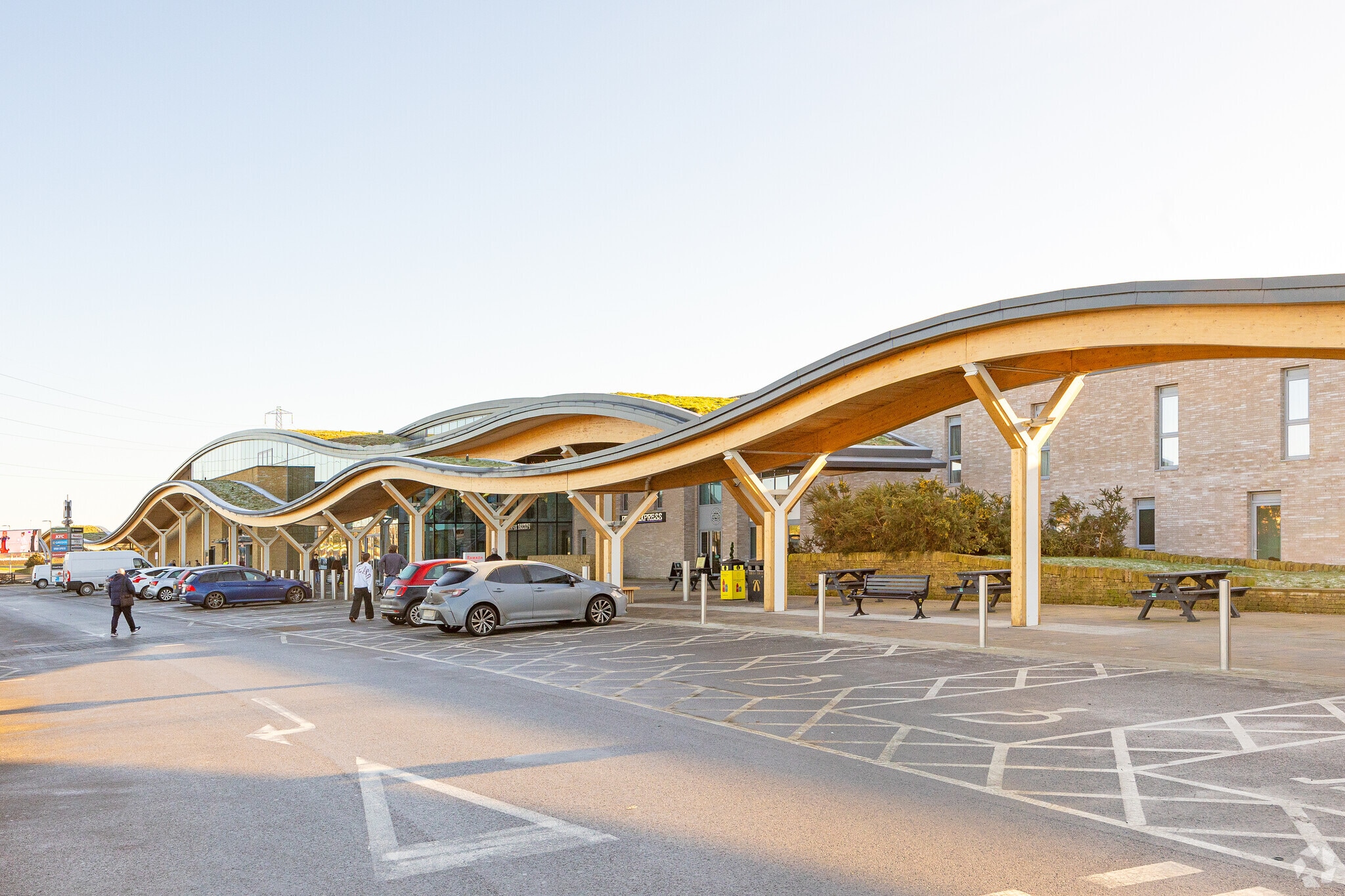 Lakeside Way, Leeds to rent Primary Photo- Image 1 of 4