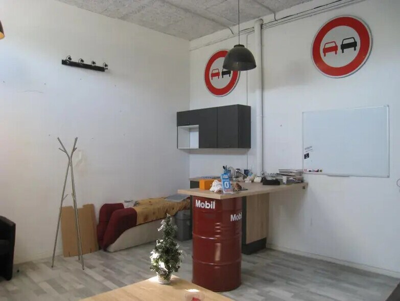 Industrial in Aubagne to rent - Building Photo - Image 3 of 5