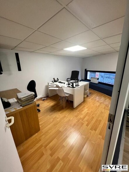 Retail in Marseille to rent - Interior Photo - Image 2 of 4
