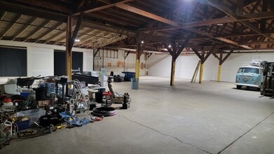 560 21st St SE, Salem, OR to rent Interior Photo- Image 1 of 13