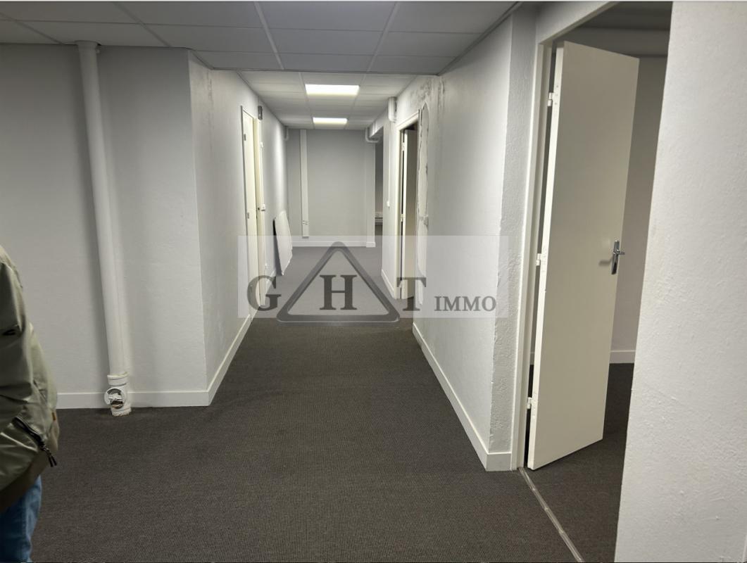 Industrial in Rueil-Malmaison to rent Building Photo- Image 1 of 7