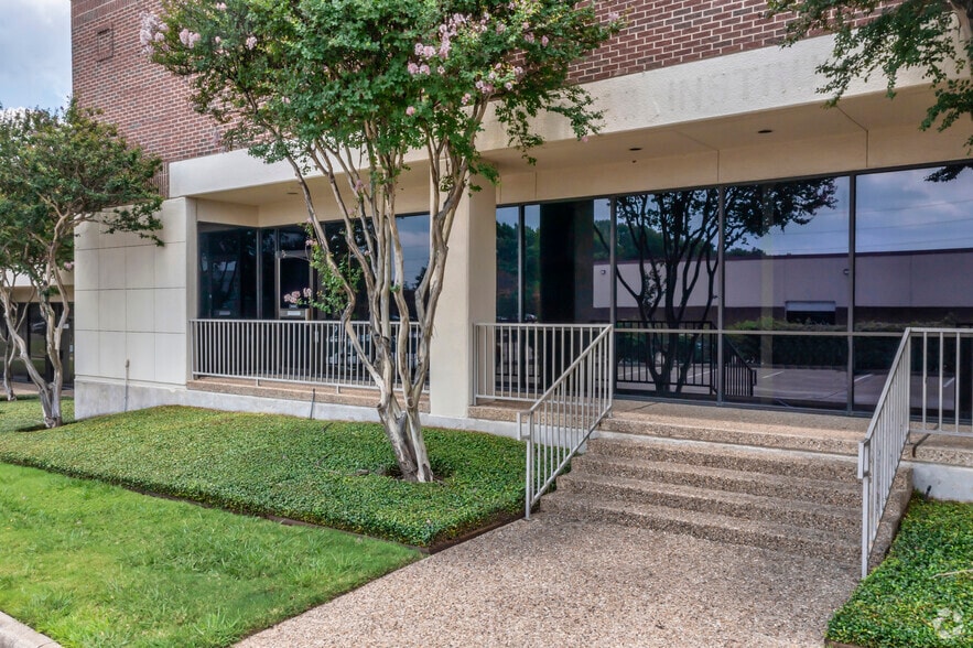 12048-12092 Forestgate Dr, Dallas, TX for rent - Building Photo - Image 3 of 6