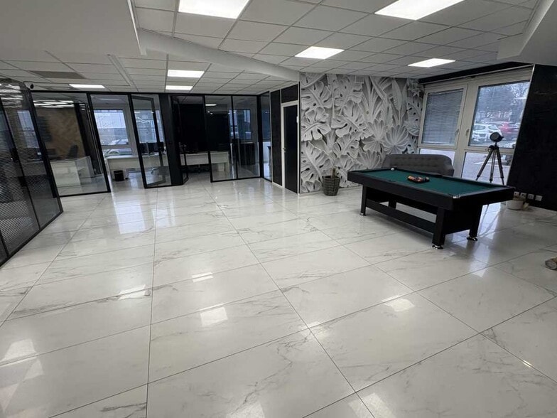 Light Industrial in Bron to rent - Building Photo - Image 3 of 15