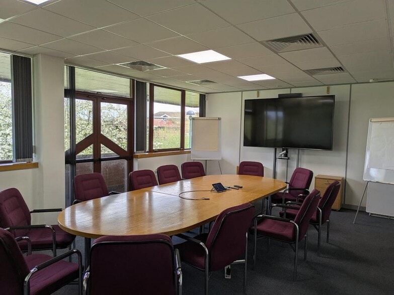 60 Priestley Rd, Guildford to rent - Interior Photo - Image 3 of 6