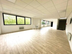 Light Industrial in Villebon-sur-Yvette to rent Interior Photo- Image 2 of 2