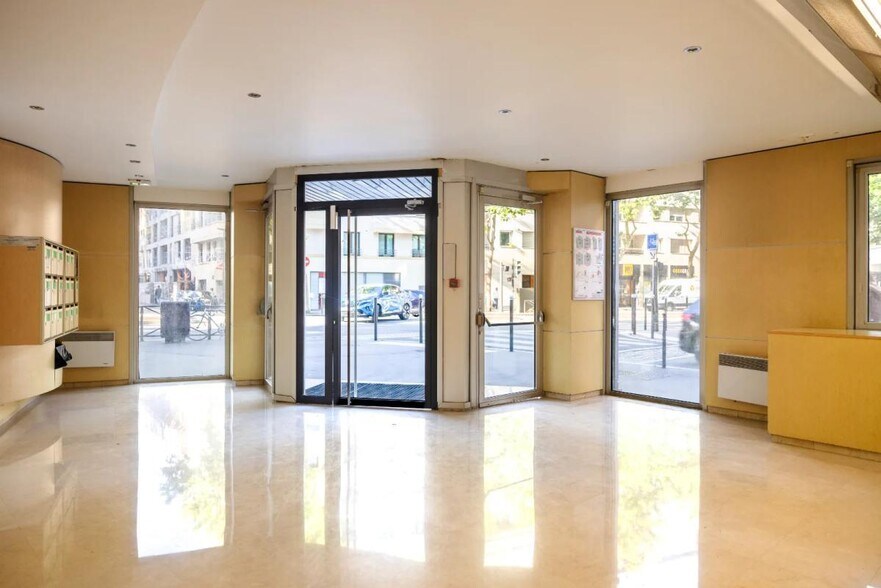 98 Route De La Reine, Boulogne-Billancourt to rent - Lobby - Image 2 of 5