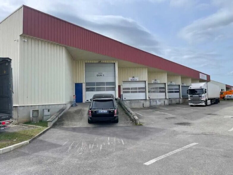 15 Avenue De Montmartin, Corbas to rent - Building Photo - Image 3 of 19