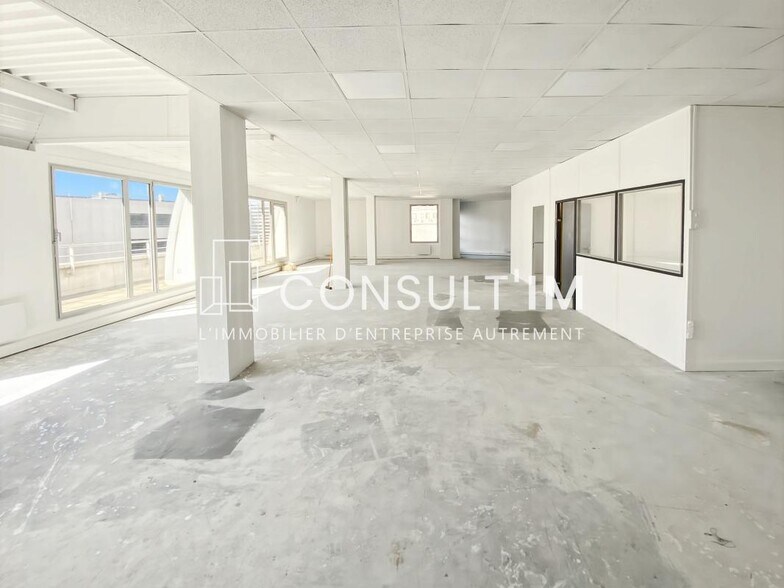 Office in Saint-Ouen-sur-Seine to rent - Building Photo - Image 2 of 6