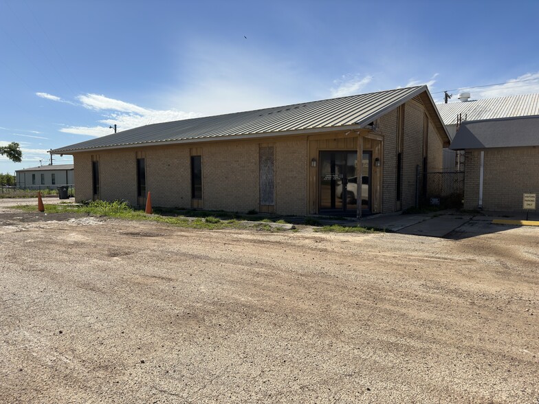 1885 FM 448, Giddings, TX for rent - Building Photo - Image 1 of 6