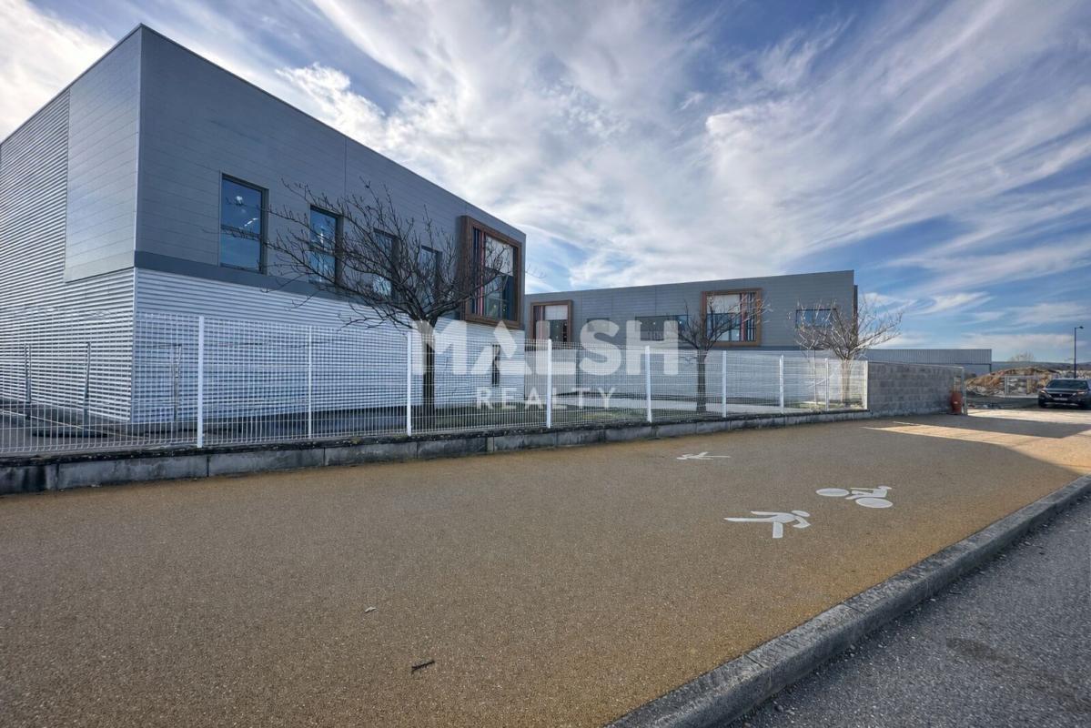 Office in Vaulx-en-Velin to rent Building Photo- Image 1 of 8