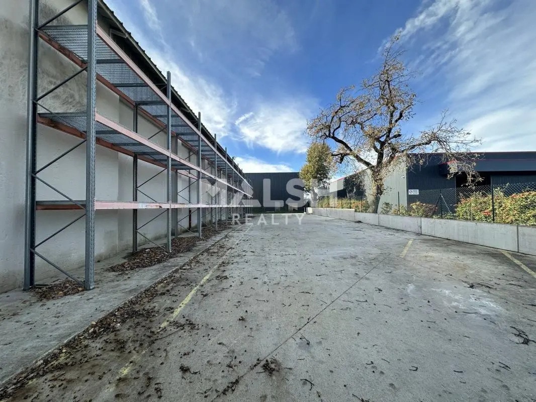 Light Industrial in Chassieu to rent Building Photo- Image 1 of 9