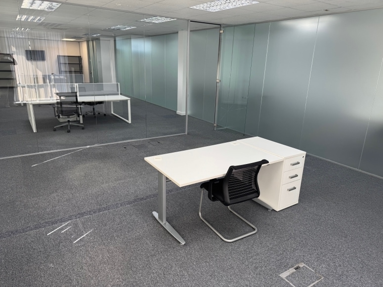 1-2 Eversley Way, Egham to rent Interior Photo- Image 1 of 3