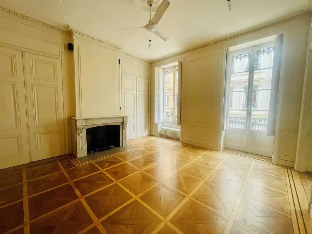 Office in Lyon to rent Interior Photo- Image 1 of 9