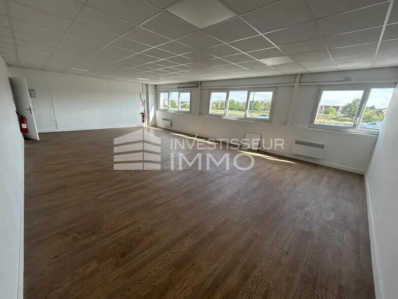 Industrial in SAINT-OUEN-L'AUMONE to rent - Interior Photo - Image 2 of 5