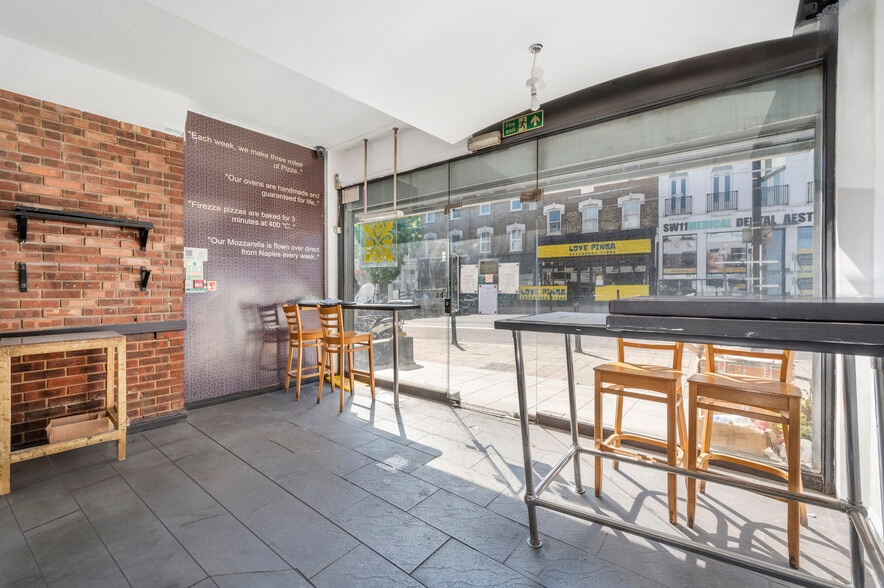 40 Lavender Hl, London to rent - Interior Photo - Image 3 of 8