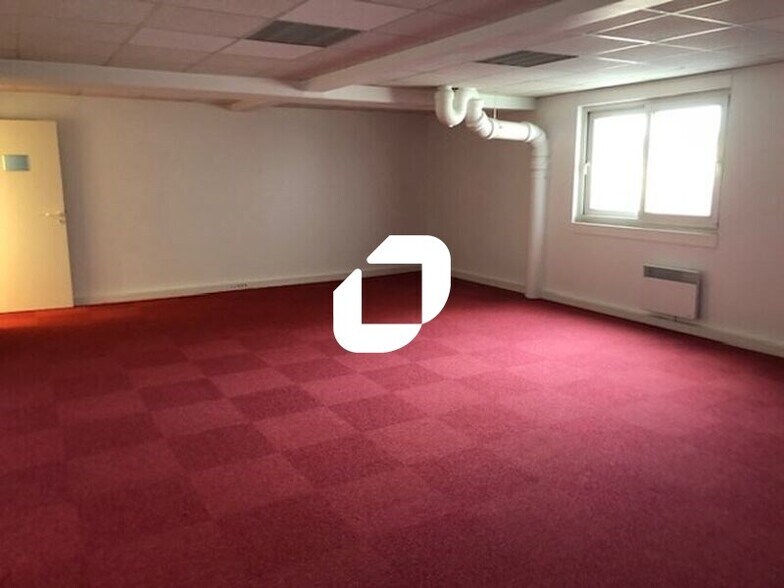 Retail in Maisons Alfort to rent - Interior Photo - Image 2 of 3