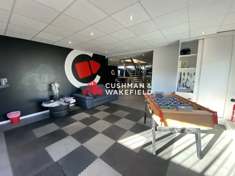 Office in Montrabé to rent - Lobby - Image 3 of 10