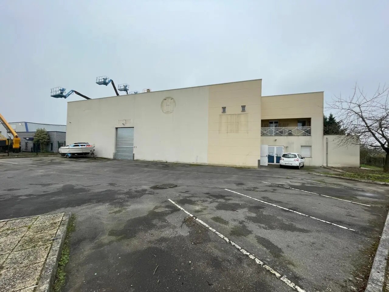 Industrial in Méry-sur-Oise for sale Primary Photo- Image 1 of 10