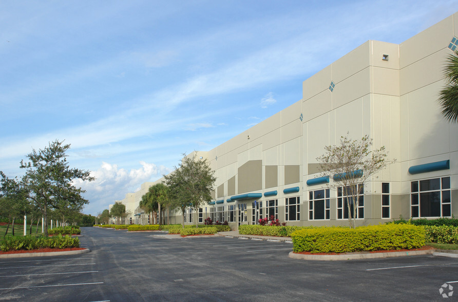 2935 West Corporate Lakes Blvd, Weston, FL for rent - Building Photo - Image 2 of 5