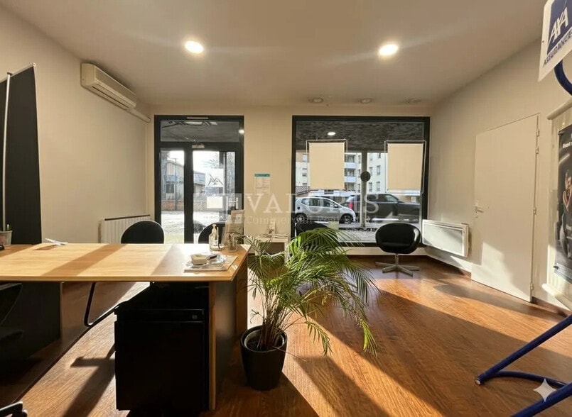 Retail in Lozanne for sale - Interior Photo - Image 2 of 6