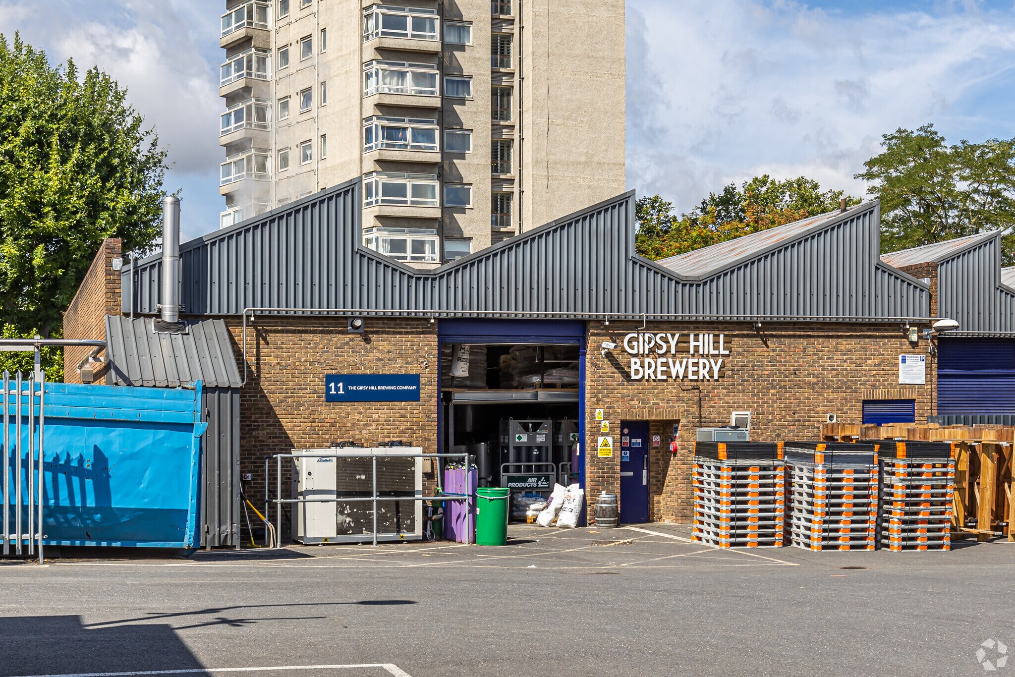 Units 1 - 3 Hamilton Rd, London to rent Primary Photo- Image 1 of 2