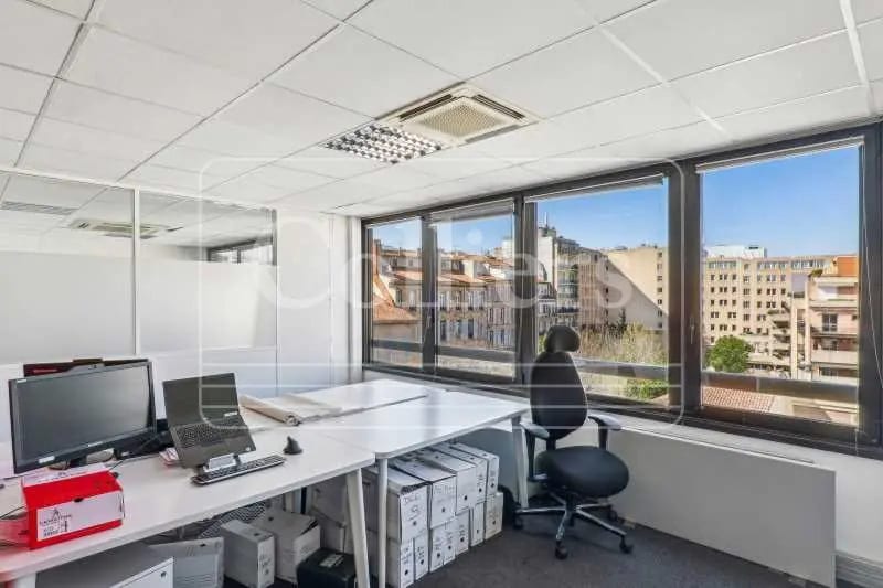 Office in Marseille to rent - Interior Photo - Image 2 of 11